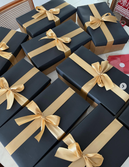 Presentes com laço dourado